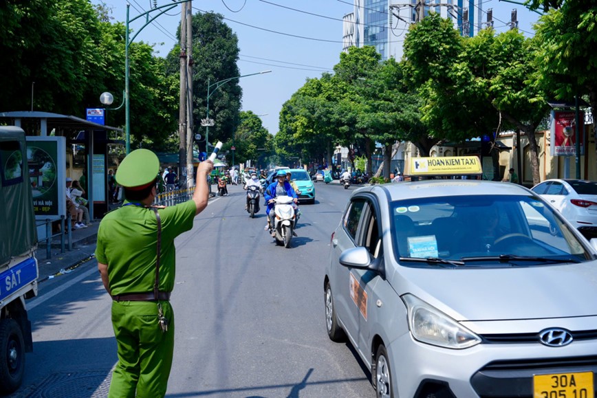 Xu ly nghiem tinh trang taxi dung, do xe truoc cong Benh vien 108 - Hinh anh 3