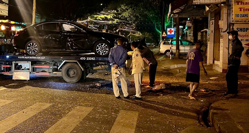 Dak Lak: va cham voi xe o to luc rang sang, 2 thanh nien tu vong tai cho - Hinh anh 1