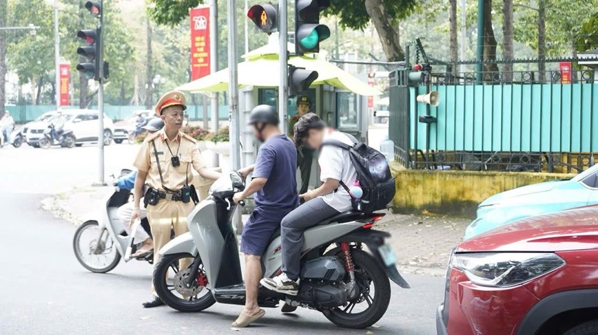 Ha Noi: phat hien 803 truong hop vi pham giao thong trong ngay 13/10 - Hinh anh 1