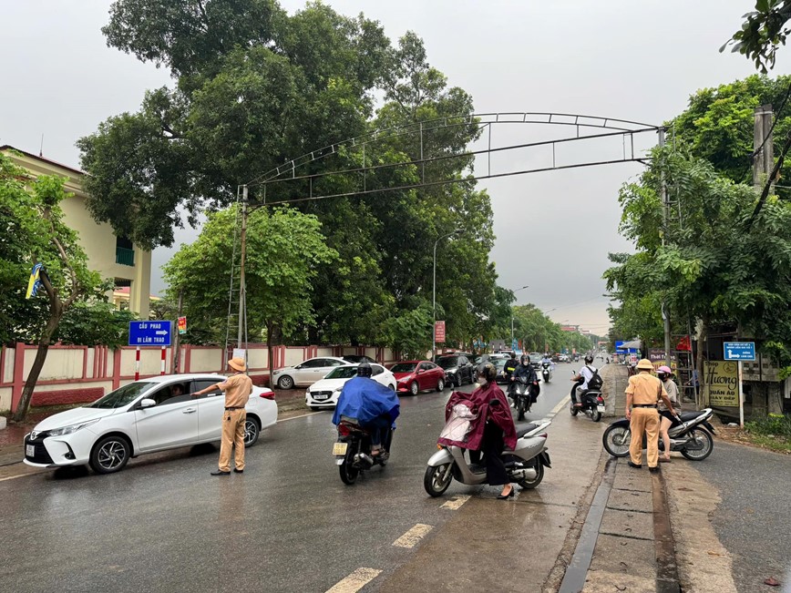 Cat cau phao Phong Chau khan cap tu ngay 16/10 do nuoc len cao, luu toc lon - Hinh anh 1