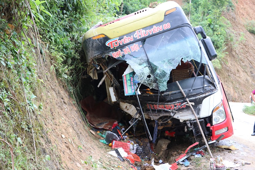 Dien Bien: xe khach mat lai dam vao taluy duong, 6 nguoi thuong vong - Hinh anh 1