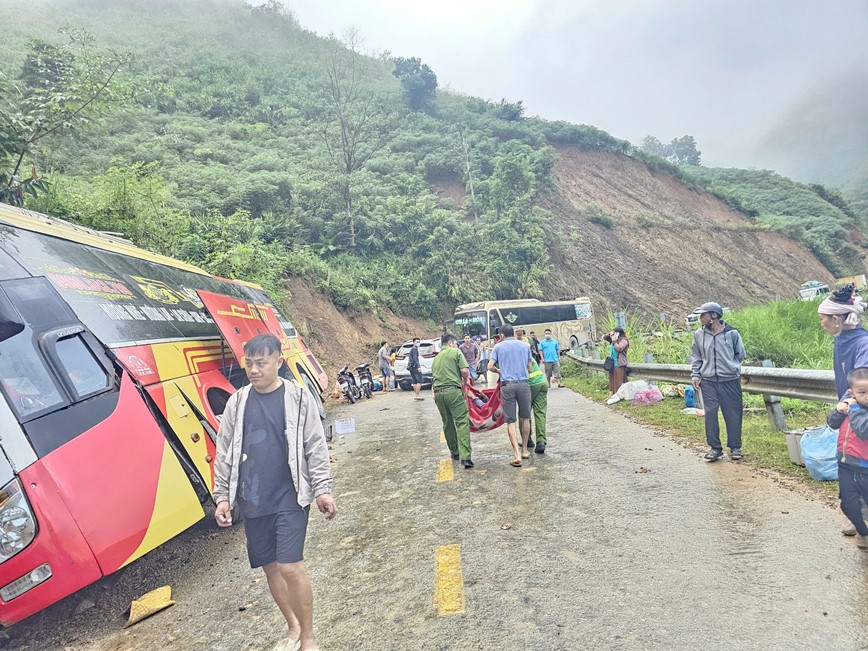 Dien Bien: xe khach mat lai dam vao taluy duong, 6 nguoi thuong vong - Hinh anh 2