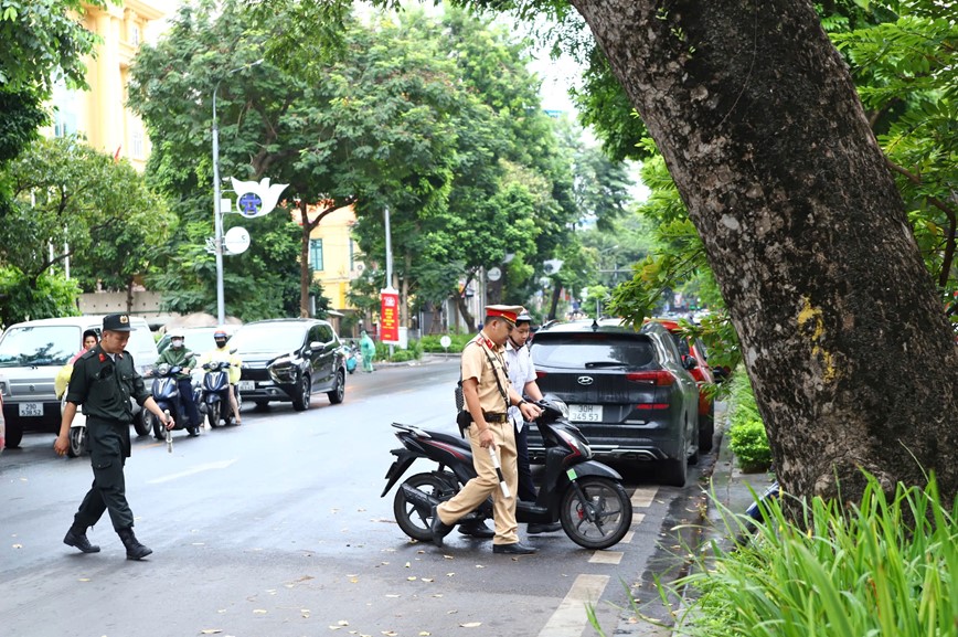 Ha Noi: phat hien 810 truong hop vi pham giao thong trong ngay 17/10 - Hinh anh 1