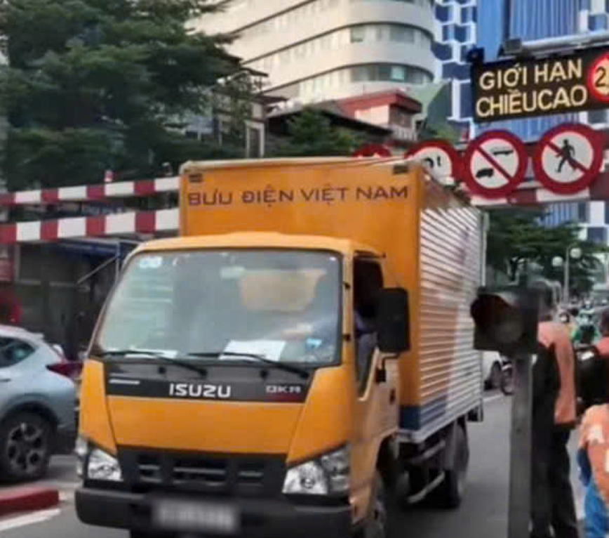 Ha Noi: xu ly nguoi dieu khien xe tai di len cau vuot Thai Ha - Hinh anh 1