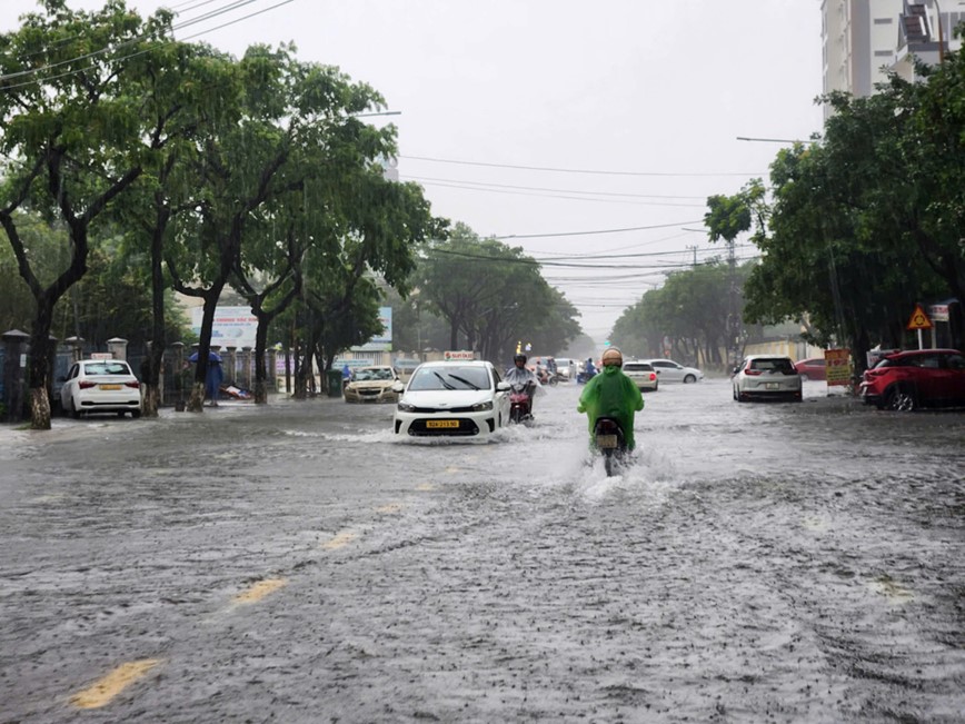 Quang Nam: mua lon keo dai, canh bao nguy co ngap lut va sat lo - Hinh anh 1