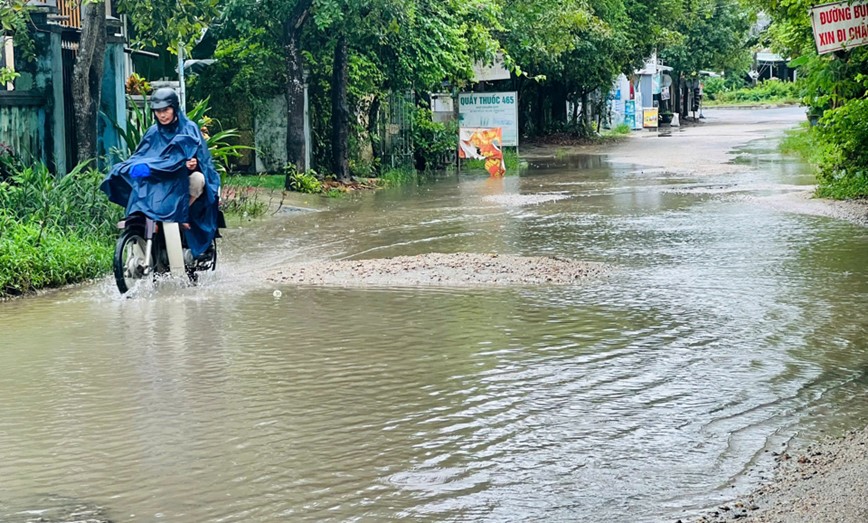 Quang Nam: mua lon keo dai, canh bao nguy co ngap lut va sat lo - Hinh anh 2