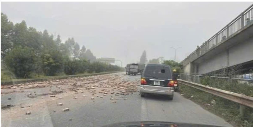 Xu ly lai xe de roi nhieu gach tren cao toc Ha Noi - Bac Giang - Hinh anh 1