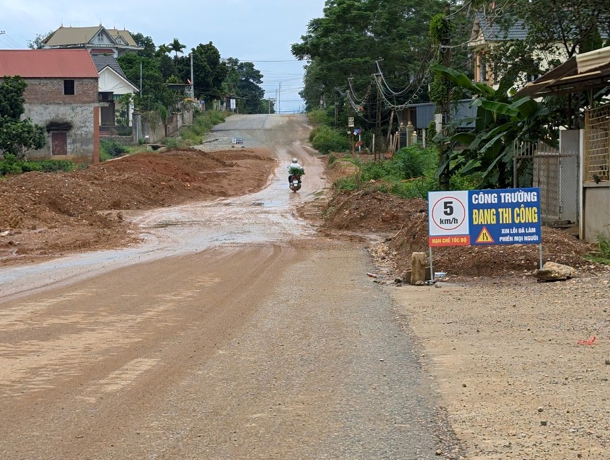 O nhiem moi truong tu cac du an giao thong cham tien do - Hinh anh 1