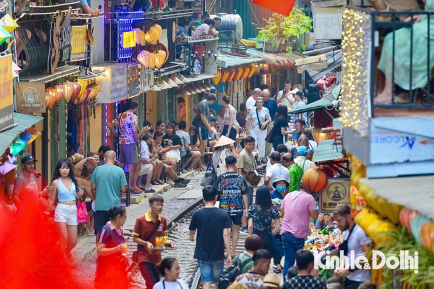 Phot lo lenh cam, du khach than nhien ‘checkin’ tren duong tau o Ha Noi - Hinh anh 1