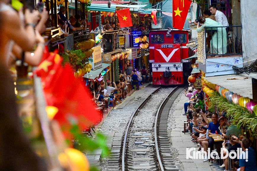 Phot lo lenh cam, du khach than nhien ‘checkin’ tren duong tau o Ha Noi - Hinh anh 14