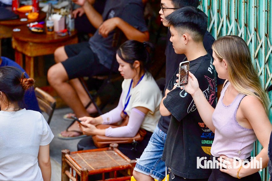 Phot lo lenh cam, du khach than nhien ‘checkin’ tren duong tau o Ha Noi - Hinh anh 11