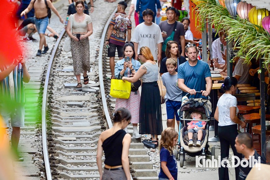 Phot lo lenh cam, du khach than nhien ‘checkin’ tren duong tau o Ha Noi - Hinh anh 4