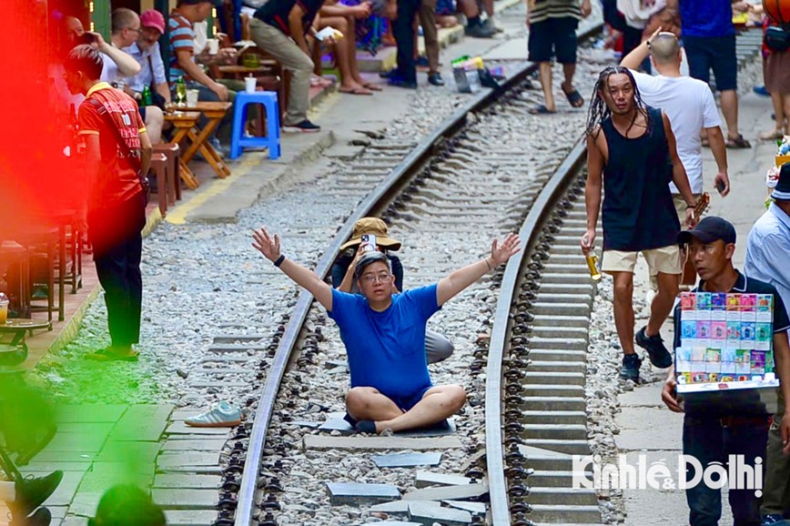 Phot lo lenh cam, du khach than nhien ‘checkin’ tren duong tau o Ha Noi - Hinh anh 5