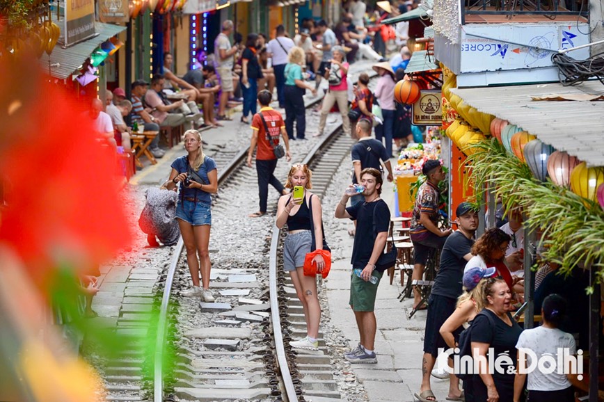 Phot lo lenh cam, du khach than nhien ‘checkin’ tren duong tau o Ha Noi - Hinh anh 12