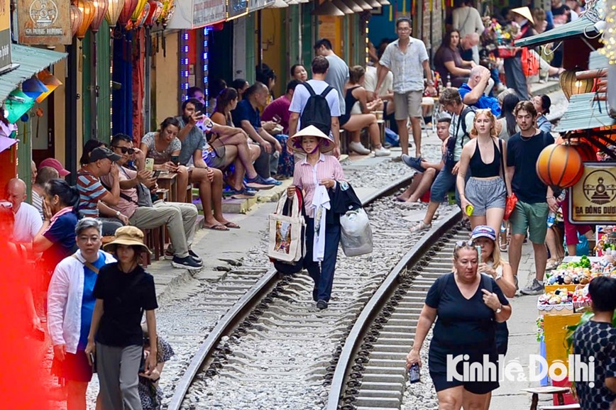 Phot lo lenh cam, du khach than nhien ‘checkin’ tren duong tau o Ha Noi - Hinh anh 2