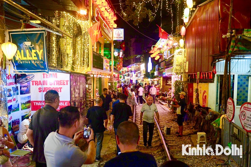 Phot lo lenh cam, du khach than nhien ‘checkin’ tren duong tau o Ha Noi - Hinh anh 15