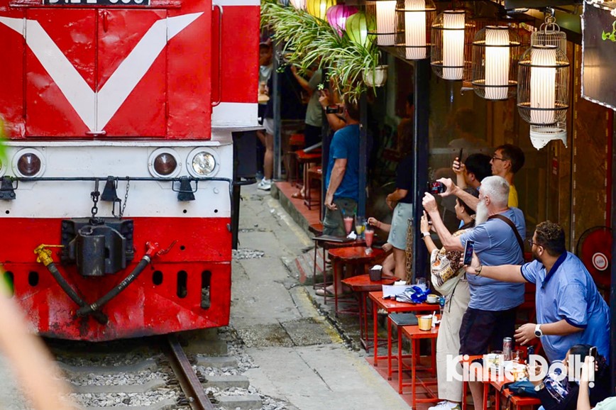 Phot lo lenh cam, du khach than nhien ‘checkin’ tren duong tau o Ha Noi - Hinh anh 10