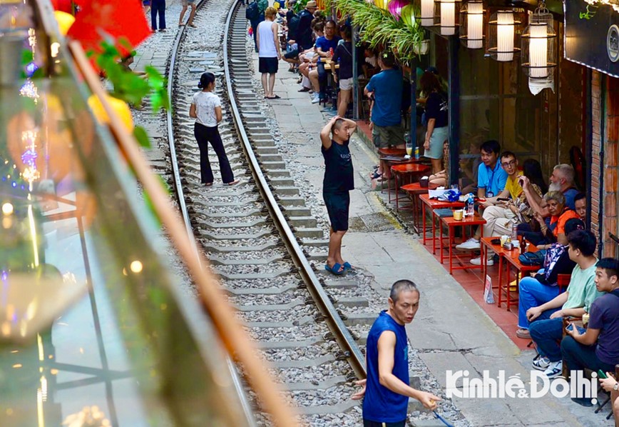 Phot lo lenh cam, du khach than nhien ‘checkin’ tren duong tau o Ha Noi - Hinh anh 8