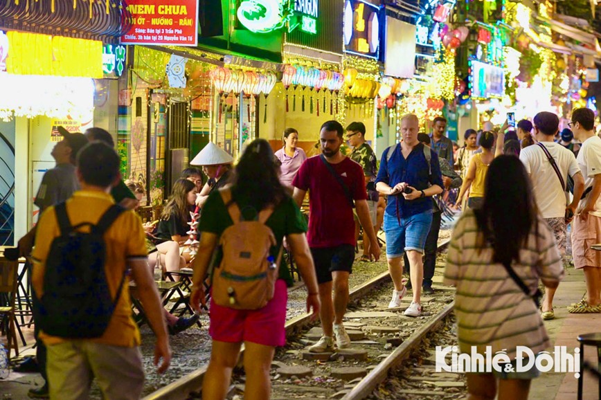 Phot lo lenh cam, du khach than nhien ‘checkin’ tren duong tau o Ha Noi - Hinh anh 16