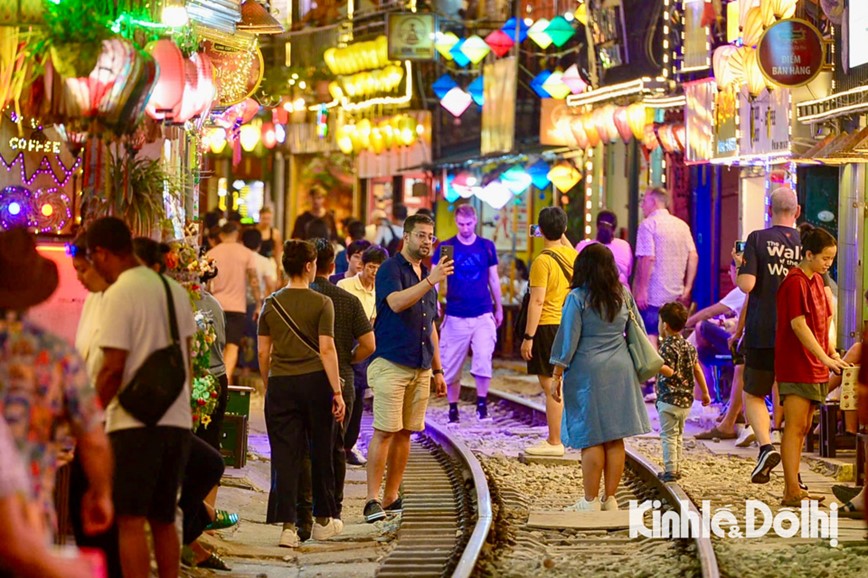 Phot lo lenh cam, du khach than nhien ‘checkin’ tren duong tau o Ha Noi - Hinh anh 21