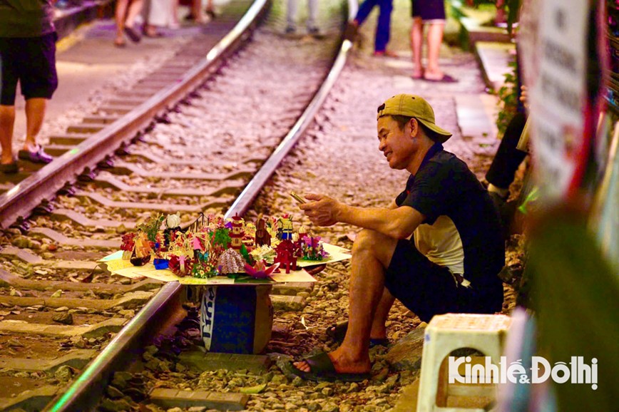 Phot lo lenh cam, du khach than nhien ‘checkin’ tren duong tau o Ha Noi - Hinh anh 17