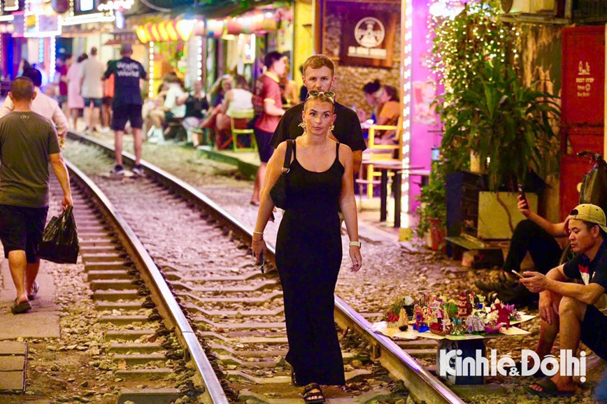 Phot lo lenh cam, du khach than nhien ‘checkin’ tren duong tau o Ha Noi - Hinh anh 19