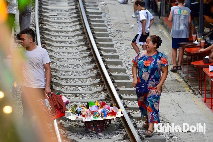 Phot lo lenh cam, du khach than nhien ‘checkin’ tren duong tau o Ha Noi - Hinh anh 13