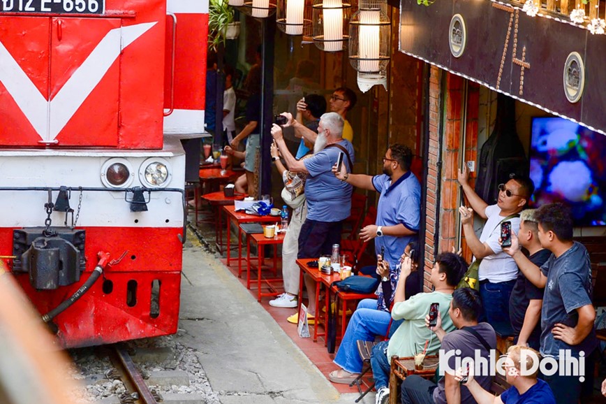 Phot lo lenh cam, du khach than nhien ‘checkin’ tren duong tau o Ha Noi - Hinh anh 9