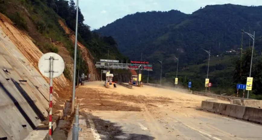 Van hanh tro lai tram thu phi BOT Lao Cai - Sa Pa sau su co sat lo - Hinh anh 1