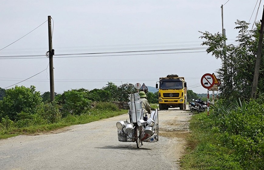 Thanh Hoa: xe tai ngang nhien di qua doan duong co bien cam - Hinh anh 1