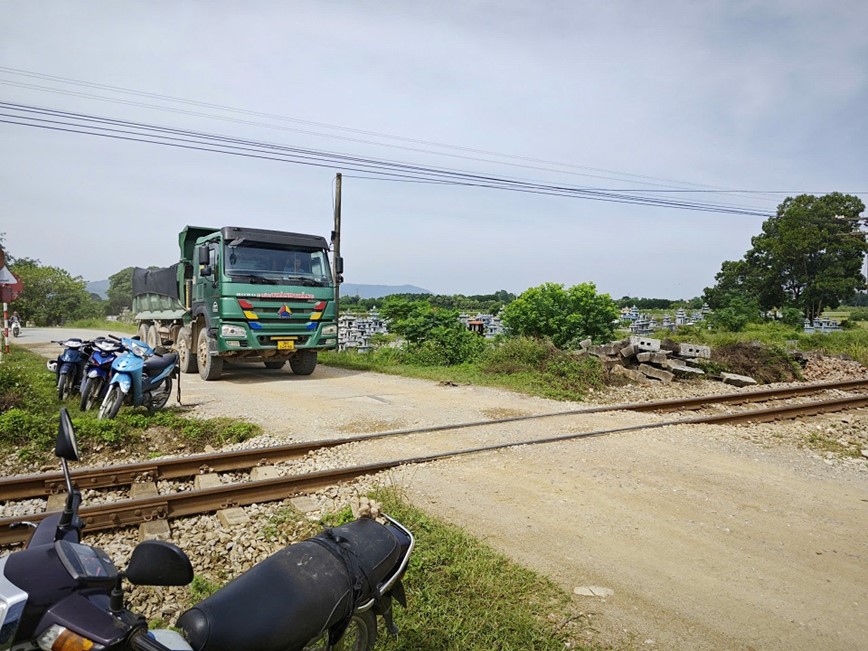 Thanh Hoa: xe tai ngang nhien di qua doan duong co bien cam - Hinh anh 3