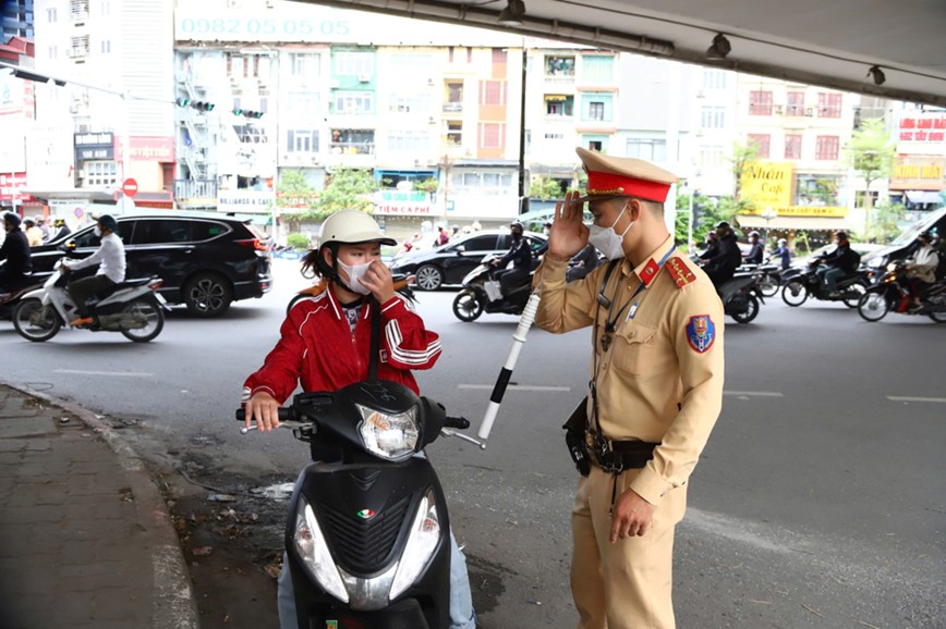 CSGT Ha Noi tap trung xu ly vi pham tai cac diem den un tac - Hinh anh 1