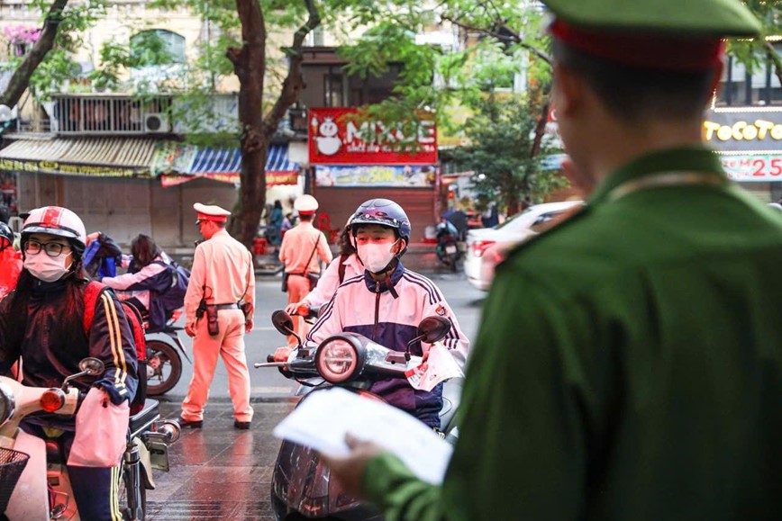 Y thuc tham gia giao thong cua hoc sinh da cai thien - Hinh anh 3