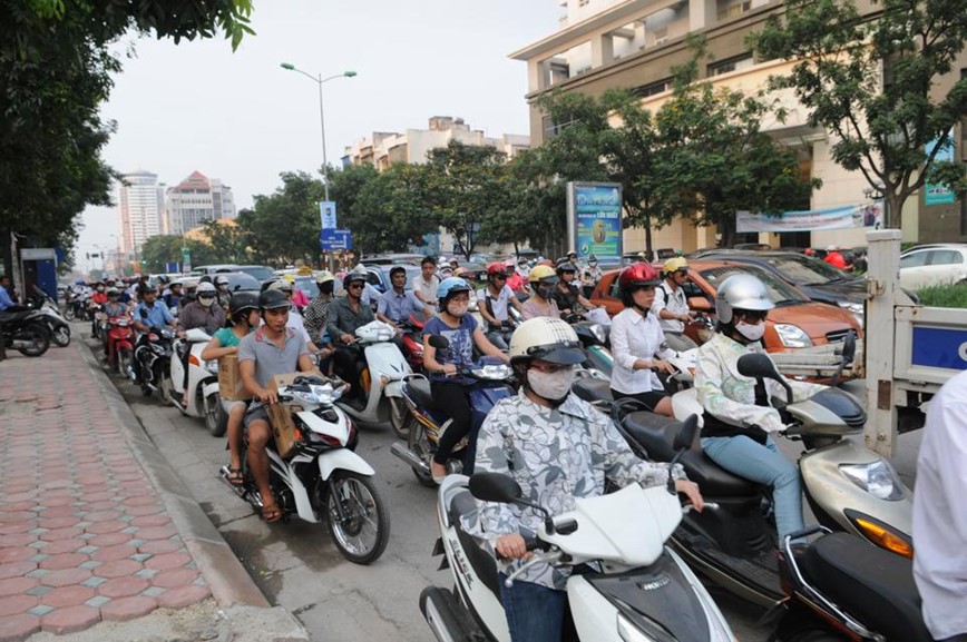 Han che xe may vao noi do: Can “buoc dem” chinh sach de tao su dong thuan - Hinh anh 1