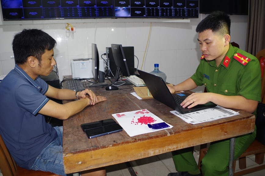 Ha Nam: bat doi tuong ban ma tuy cho hang tram luot lai xe duong dai - Hinh anh 1