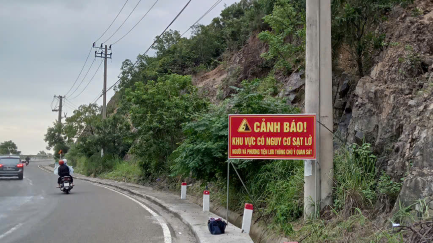 Khanh Hoa: Nguy co sat lo tren duong tu TP Nha Trang di san bay Cam Ranh - Hinh anh 3