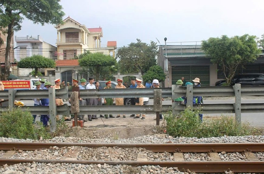 Vi pham loi di tu mo tren tuyen duong sat, 19 truong hop bi xu ly - Hinh anh 1