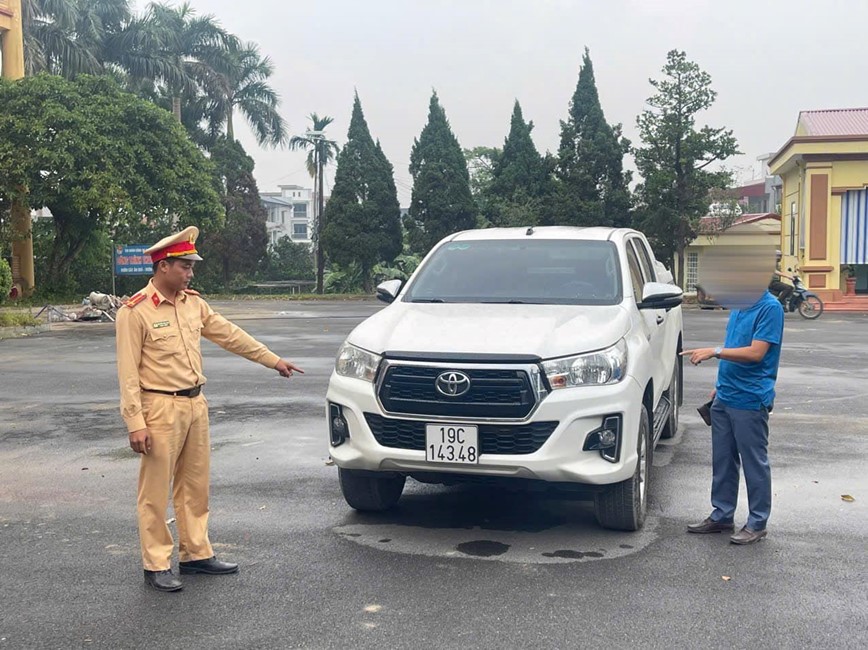 Tuoc bang lai 2 thang voi tai xe vuot khong dung quy dinh tai cau phao Phong Chau  - Hinh anh 1