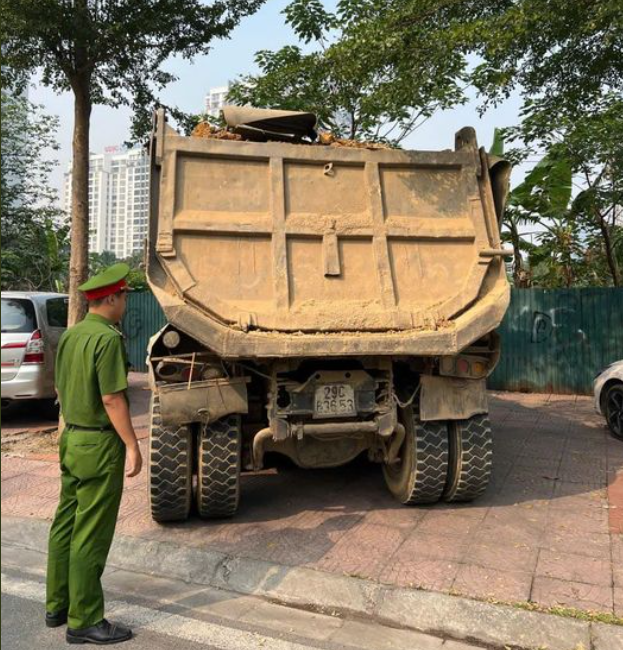 Ha Noi: Phat tien va buoc thu don phe thai doi voi xe tai lam vai ra duong - Hinh anh 1