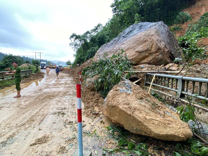 Quang Nam: mua lon gay sat lo tren tuyen Quoc lo 14E, 40B - Hinh anh 2