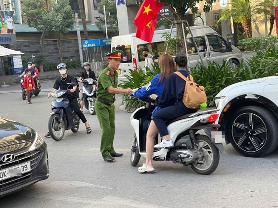 Ha Noi: xu phat gan 2.300 hoc sinh vi pham giao thong trong thang 11 - Hinh anh 1