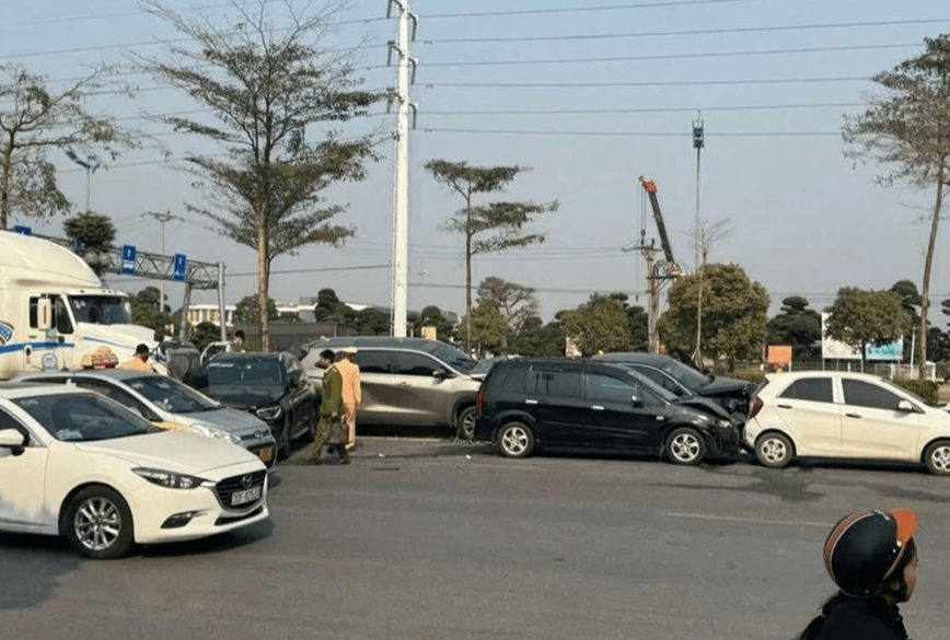 Ha Noi: lai xe container buon ngu dam lien hoan 6 o to cung chieu - Hinh anh 1