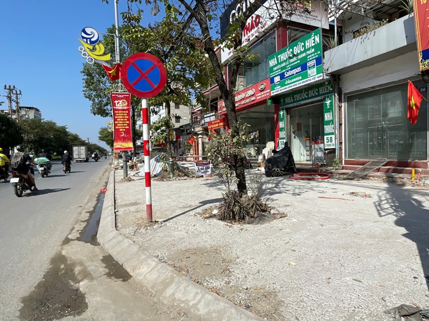 Ha Dong cai tao via he duong Le Trong Tan bao dam tien do, chat luong - Hinh anh 3