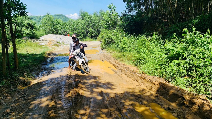 Quang Nam: du an duong 120 ty dong dang do, nguoi dan gap kho - Hinh anh 3