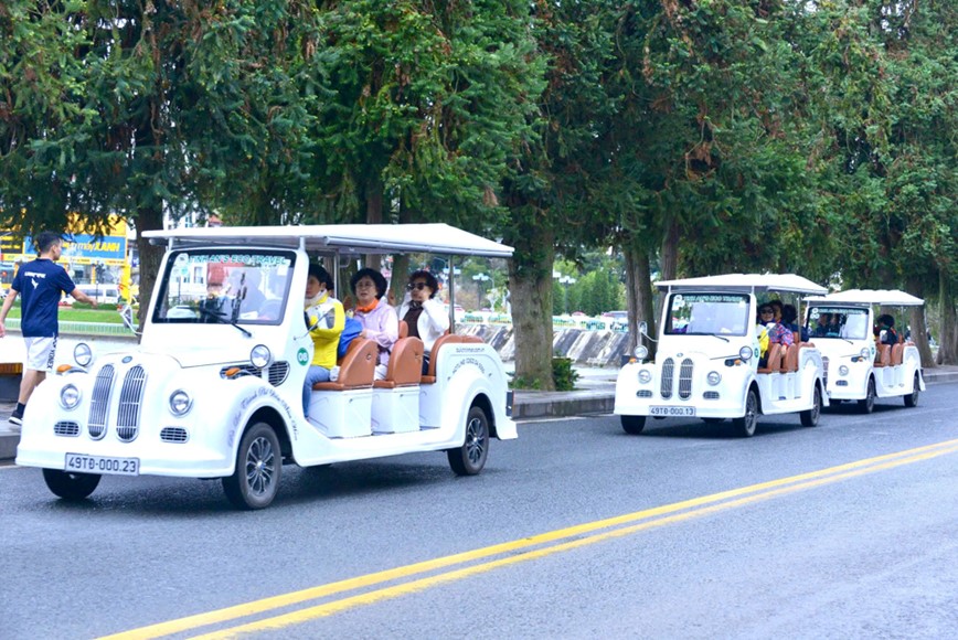 Da Lat: du khach duoc mien phi xe dien kham pha ho Xuan Huong - Hinh anh 1