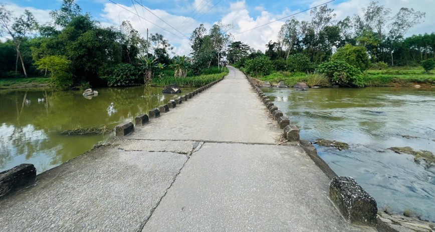 Quang Nam: cay cau nam nao cung ngap, nguoi dan mong duoc xay moi - Hinh anh 1