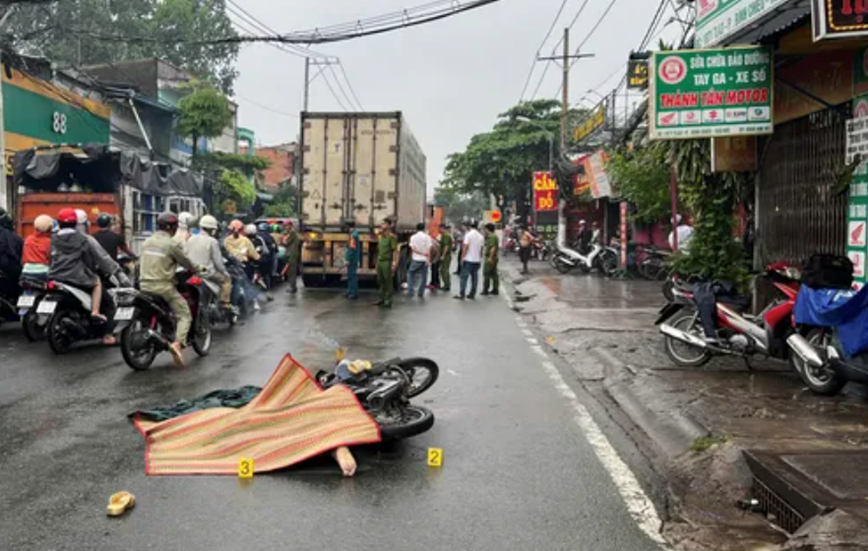 TP Ho Chi Minh: va cham xe container, nguoi di xe may tu vong tai cho - Hinh anh 1