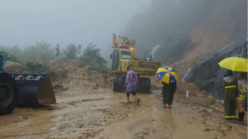 Hon 250 nguoi mac ket giua cac diem sat lo tren deo Khanh Le - Hinh anh 1