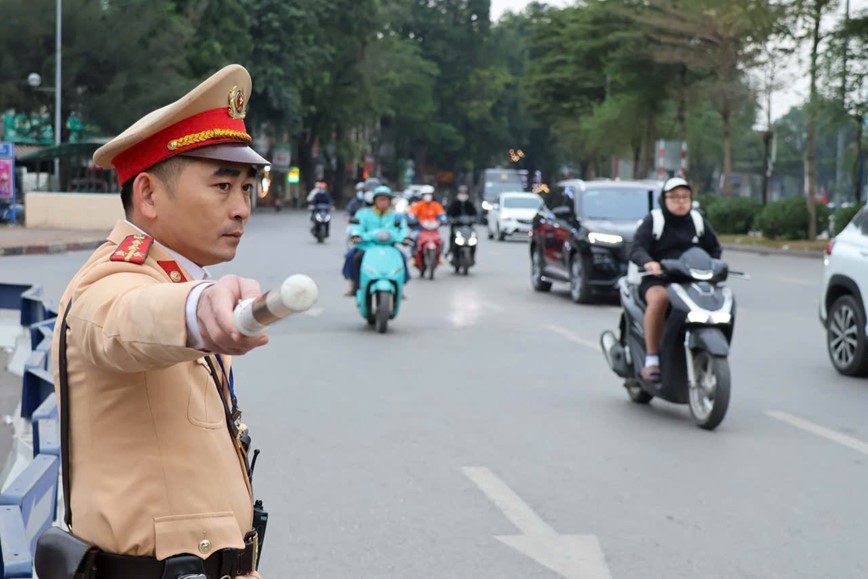 Ha Noi: CSGT ra quan bao dam trat tu, an toan giao thong dip cuoi nam - Hinh anh 2