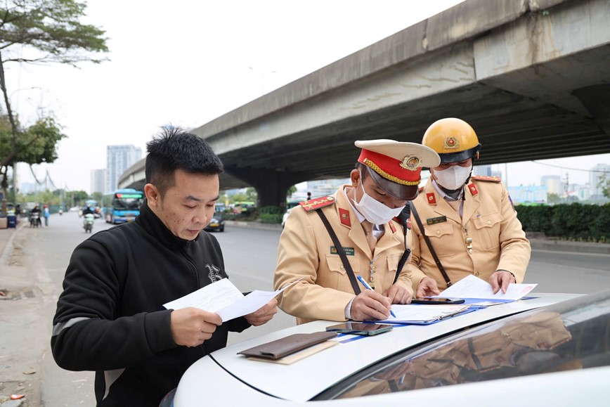 Ha Noi: CSGT ra quan bao dam trat tu, an toan giao thong dip cuoi nam - Hinh anh 8